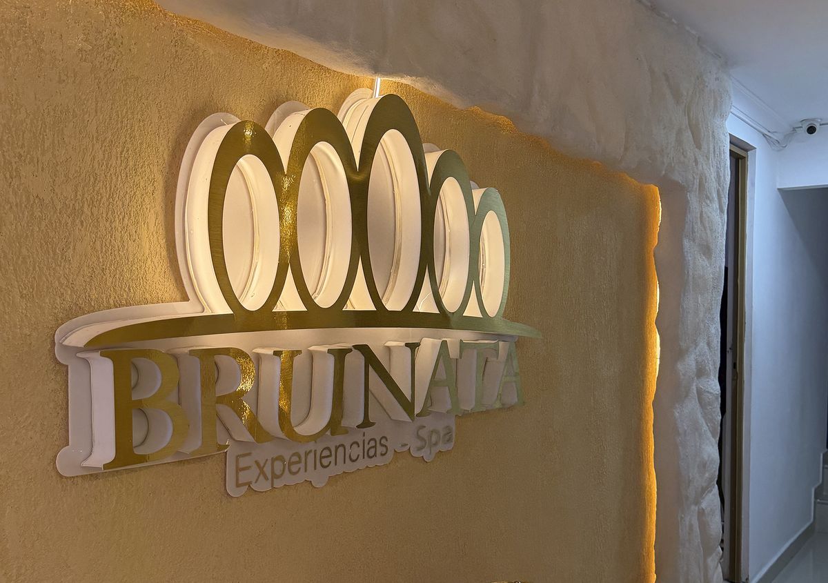 Letrero iluminado de Brunata Experiencias Spa en la recepción