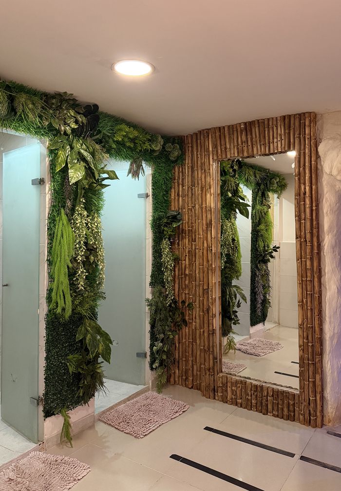 Vestier con muro de plantas y espejo con marco de bambú